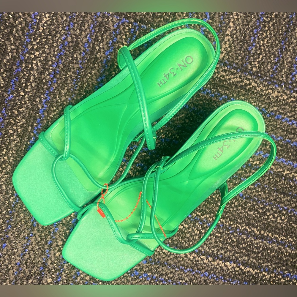 NWT Macy’s on-34th women’s green heeled sandals size 9